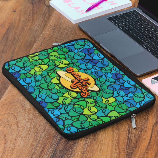 Laptop sleeve for Mac and windows with aliens! Do you believe in Aliens? Let them take care of your laptop!
