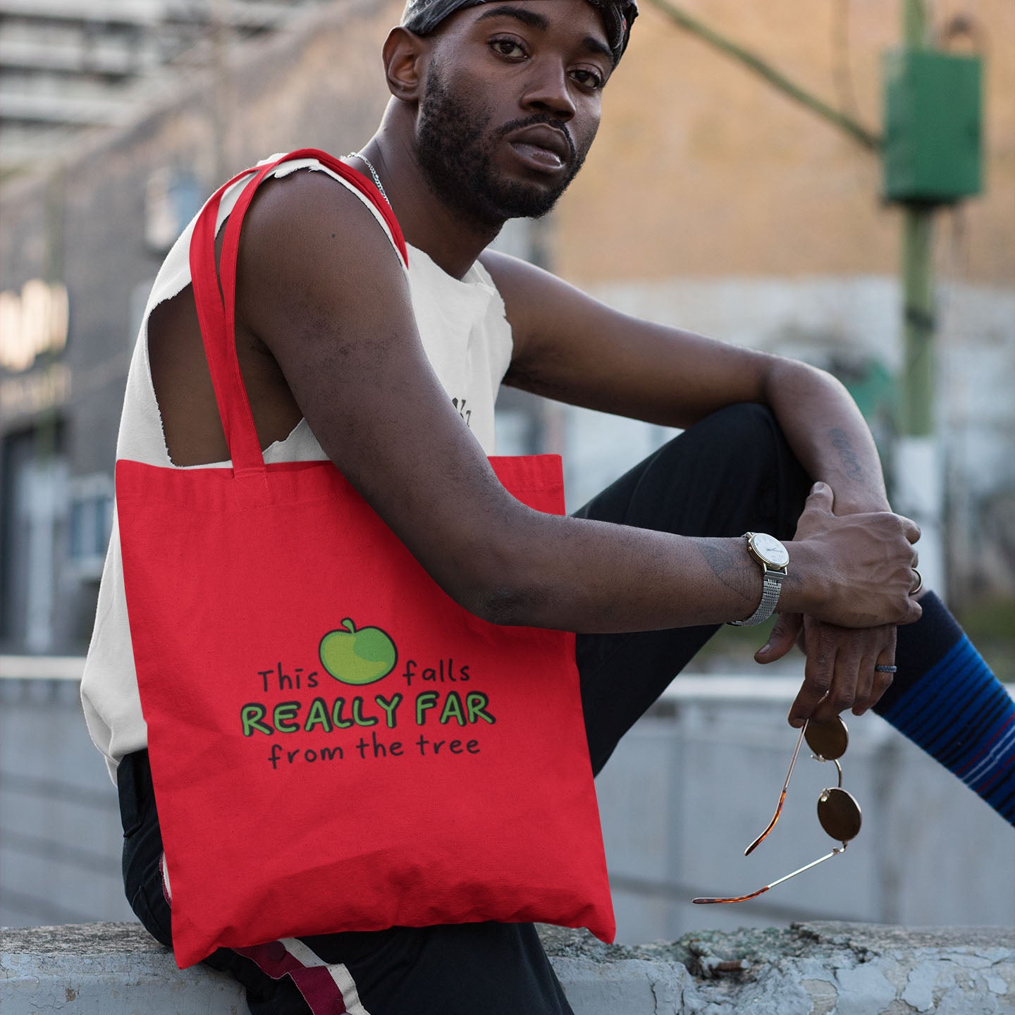 red shopping bag with funny saying: This apple falls really far from the tree. Only available at #WEIRDO. The alternative shop for weirdos!