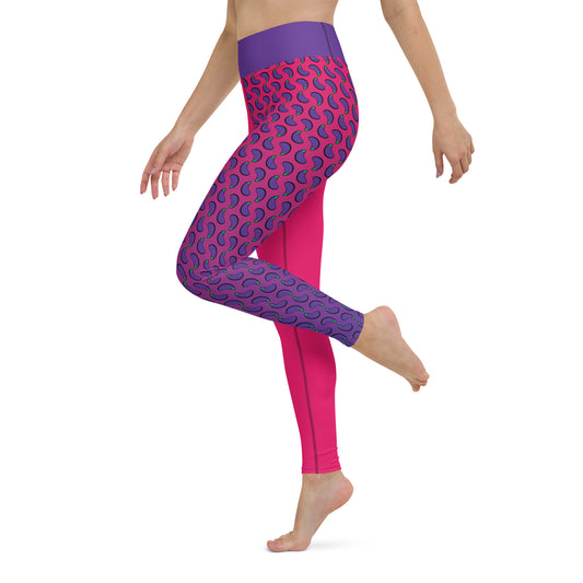 #WEIRDO | Legging for her with humour! "eggplant" pattern on one side of the legging, the #WEIRDO funny meme on the other side of the yoga legging.