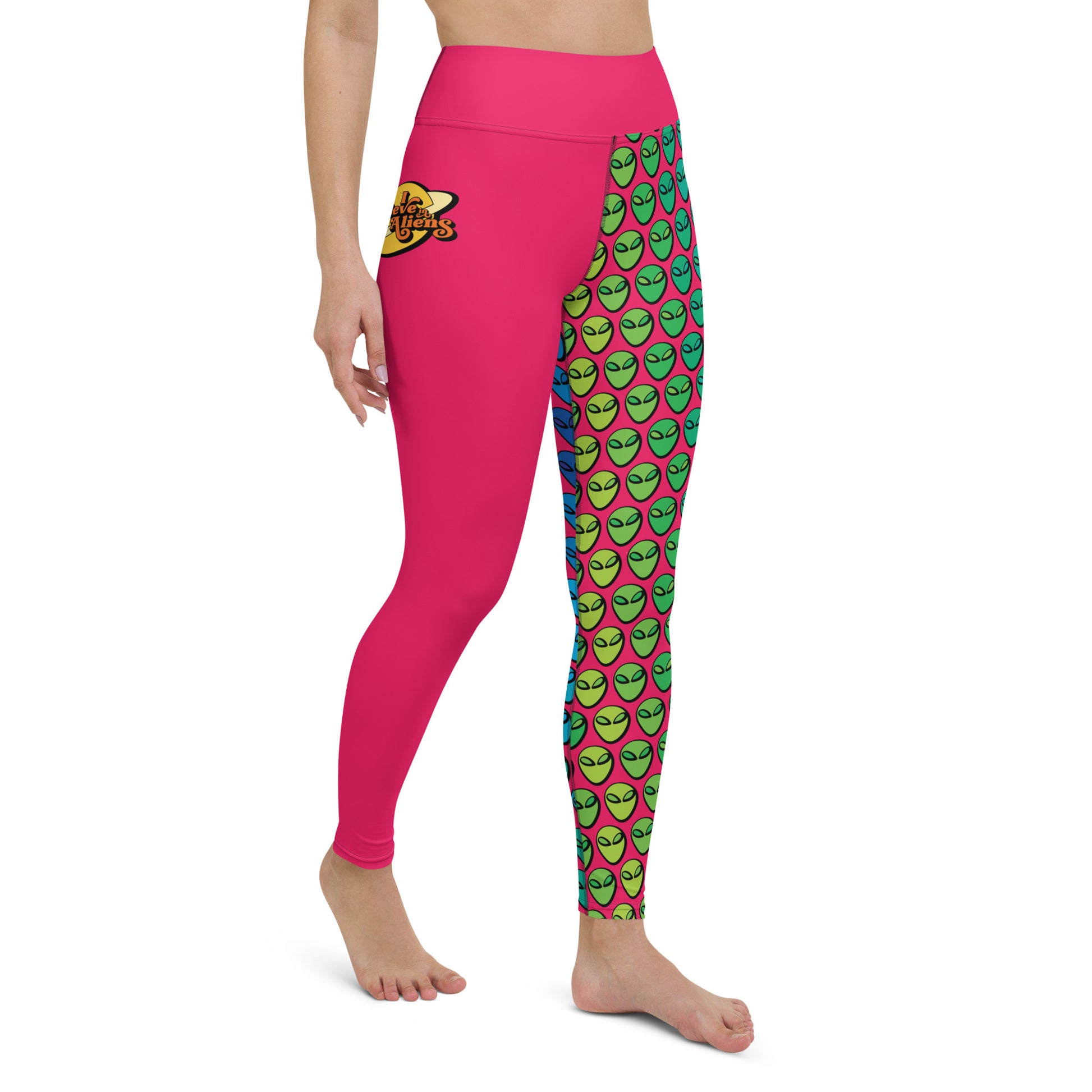 #WEIRDO | Awesome leggings for female weirdos who believe in Aliens! Check out this and more Alien stuff in our online giftstore for weirdos!